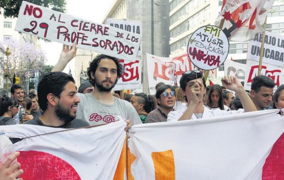 Cerrar y ajustar para privatizar