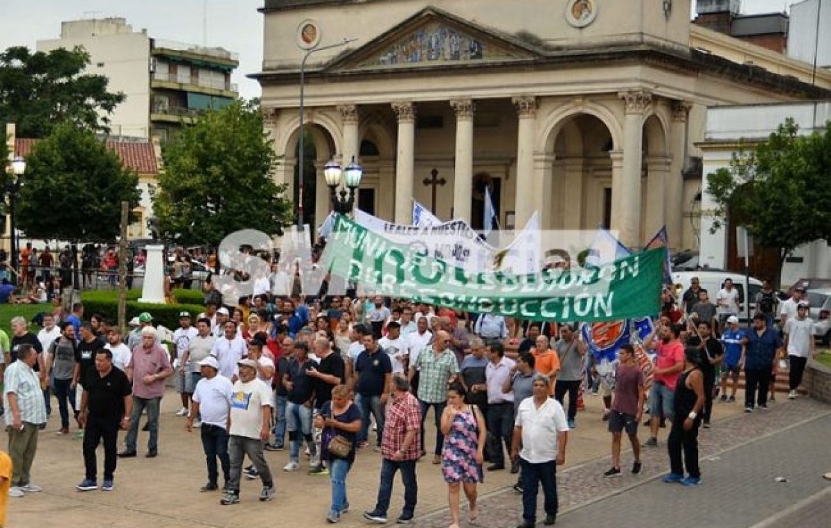 En Morón «no hay plata»: municipales y docentes exigen aumento salarial, paritarias y bono provincial