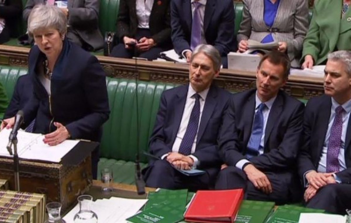 May hace una doble concesión con el Brexit
