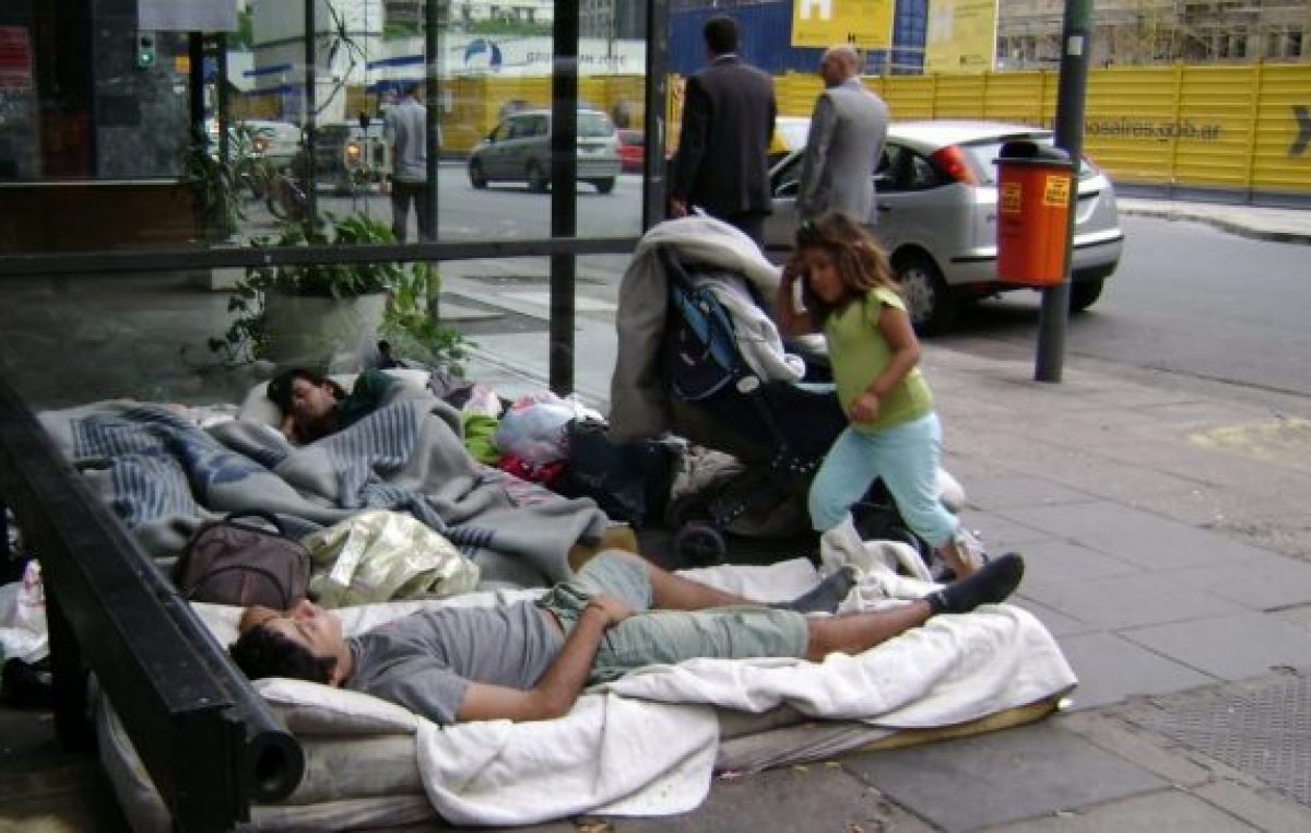 Las canastas vuelan y se las ve desde abajo