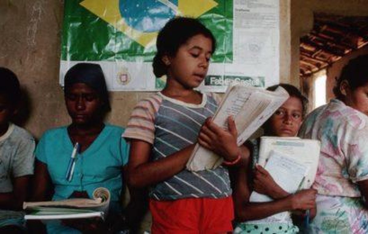Lema de campaña de Bolsonaro como lectura obligatoria desata polémica