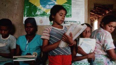 Lema de campaña de Bolsonaro como lectura obligatoria desata polémica