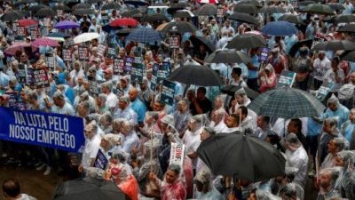 Multitudinaria movilización contra el cierre de fábrica de Ford en Brasil