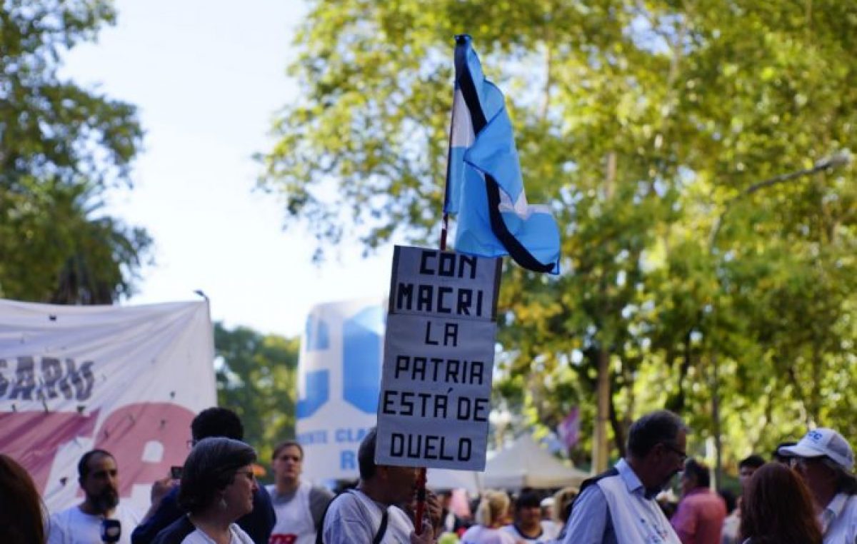 Una multitud marchó en Rosario contra los tarifazos y pidió un cambio de política