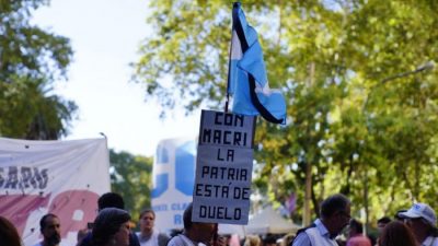 Una multitud marchó en Rosario contra los tarifazos y pidió un cambio de política