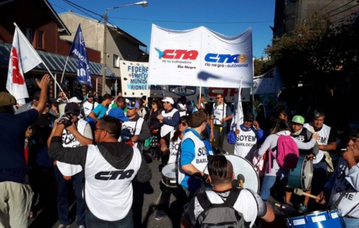 Multitudinaria marcha contra el tarifazo en Bariloche