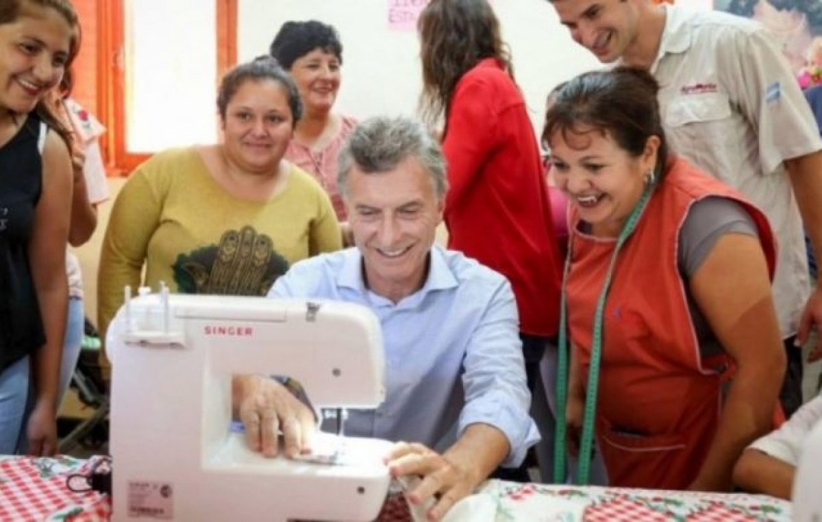Macri posó con una máquina de coser que se dejó de fabricar en el país por el impacto de sus políticas económicas