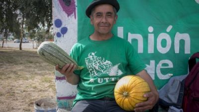 Productores de Bariloche regalaron verduras en respaldo a sus colegas de Buenos Aires 