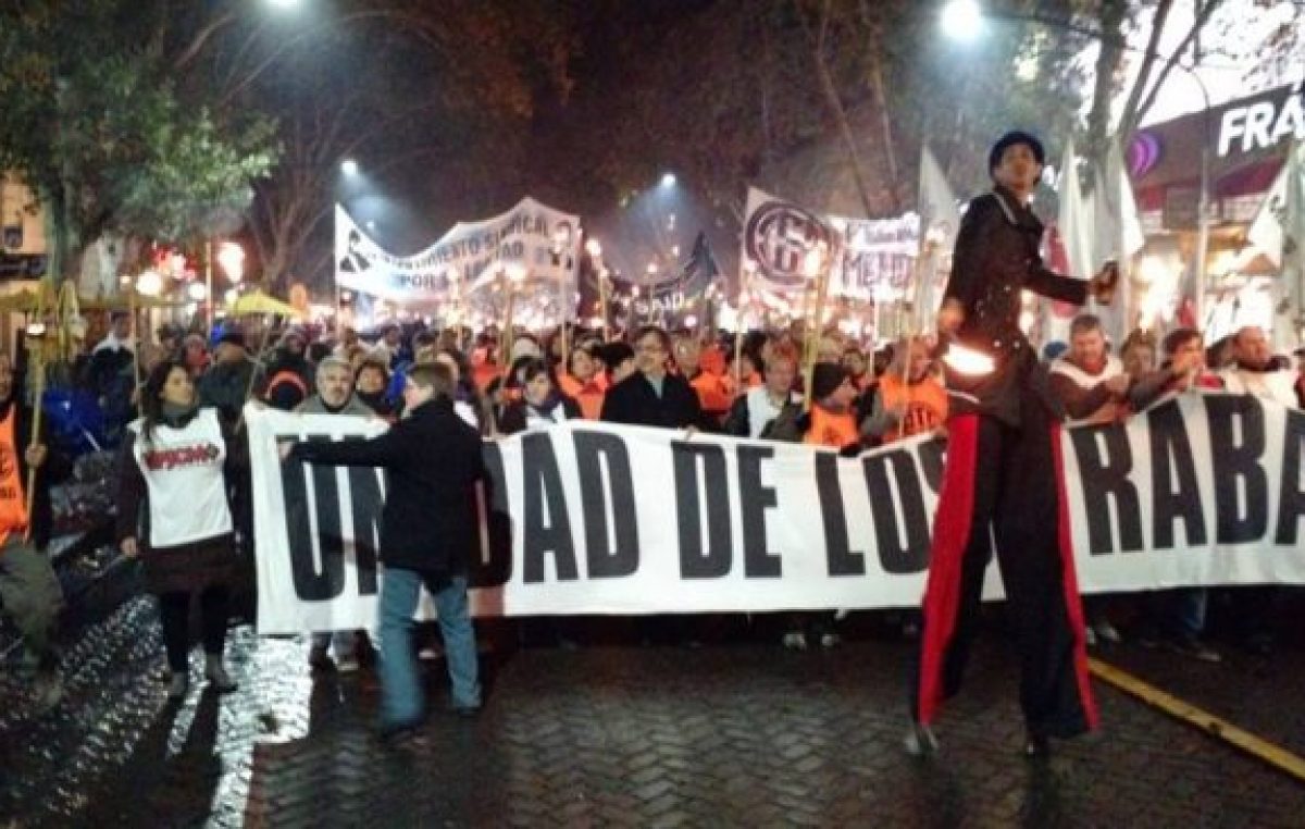 La marcha de las antorchas convocó a una multitud en el centro mendocino