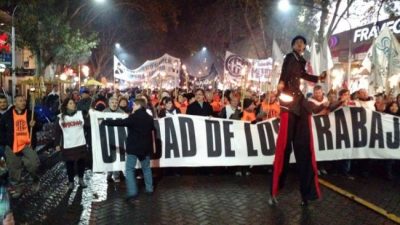 La marcha de las antorchas convocó a una multitud en el centro mendocino