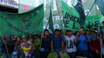 Un «verdurazo» de 20 mil kilos en Plaza de Mayo y contra la represión