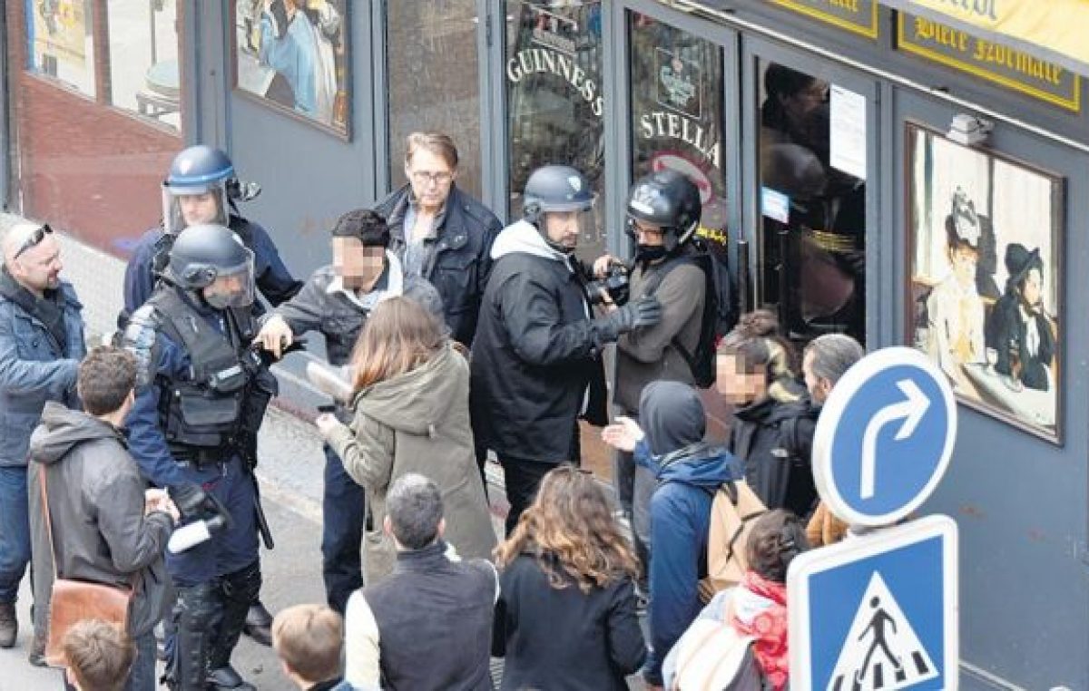 Un asesor francés que se disfraza para reprimir