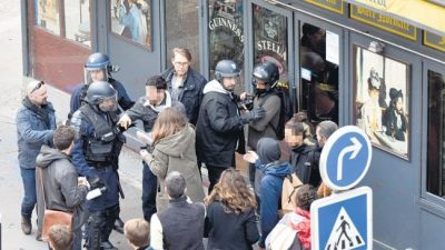 Un asesor francés que se disfraza para reprimir