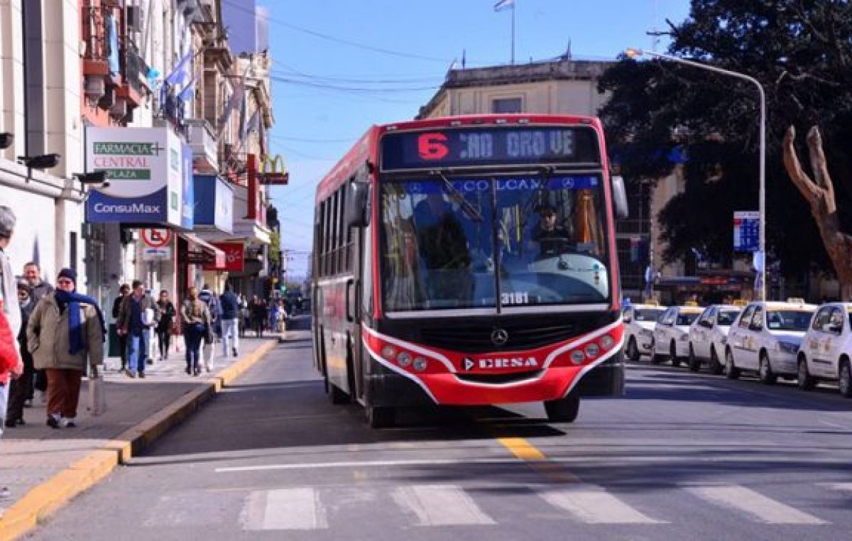 El intendente de Paraná aumentó el boleto de colectivos por decreto 