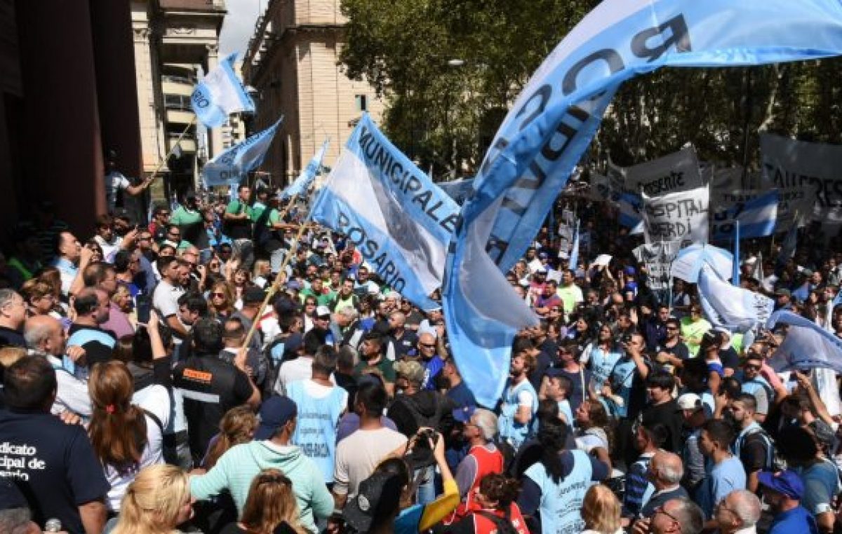 Los trabajadores municipales santafesinos se manifestaron en reclamo de una mejor oferta salarial