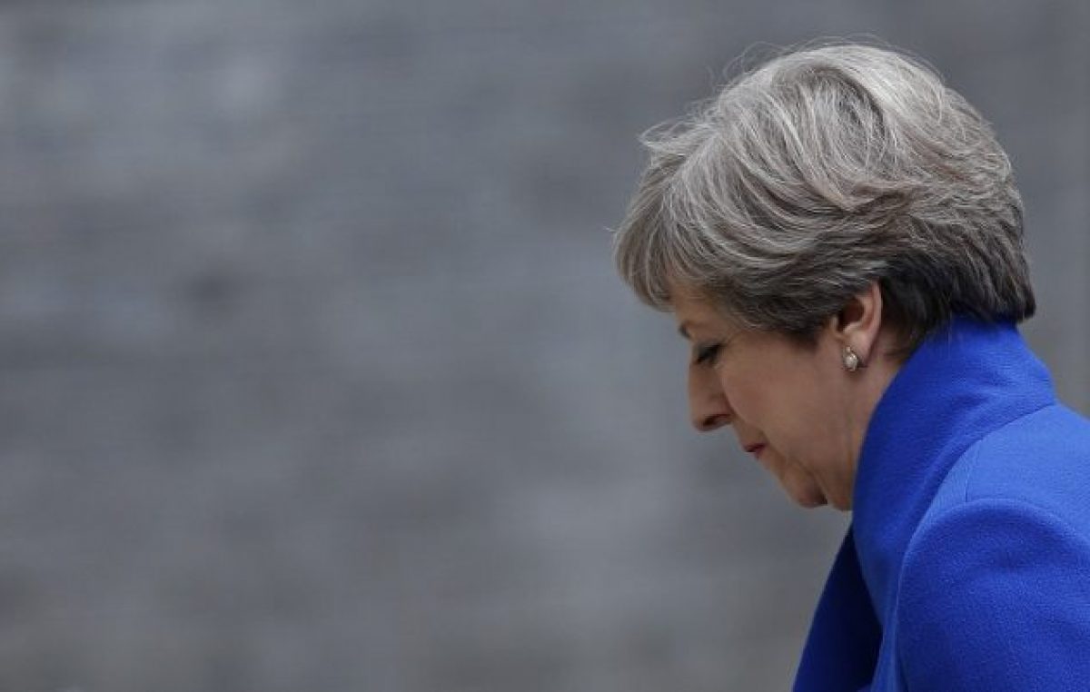 May ofrece su cargo para salvar el Brexit