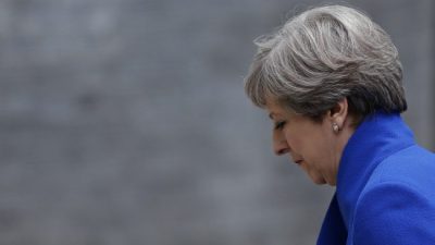 May ofrece su cargo para salvar el Brexit