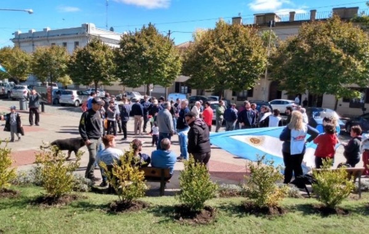 Toda una comunidad en vilo frente a una posible ola de despidos en Loma Negra