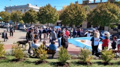 Toda una comunidad en vilo frente a una posible ola de despidos en Loma Negra