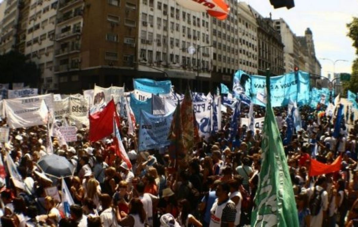 Una marcha masiva pero sin acto