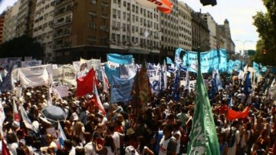 Una marcha masiva pero sin acto
