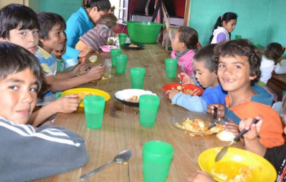 En pleno paro docente 18 mil chicos rosarinos fueron igual a la escuela, pero a comer