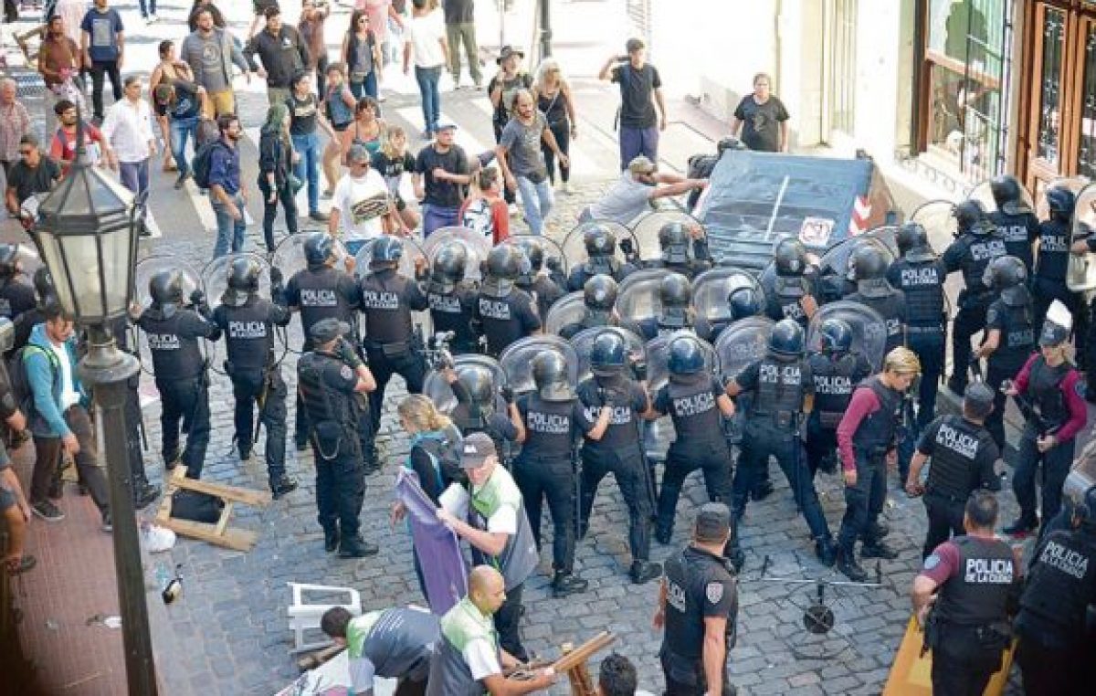 Brutalidad policial en la feria de San Telmo