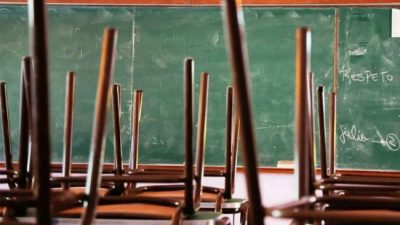 Menos alumnos, más despidos