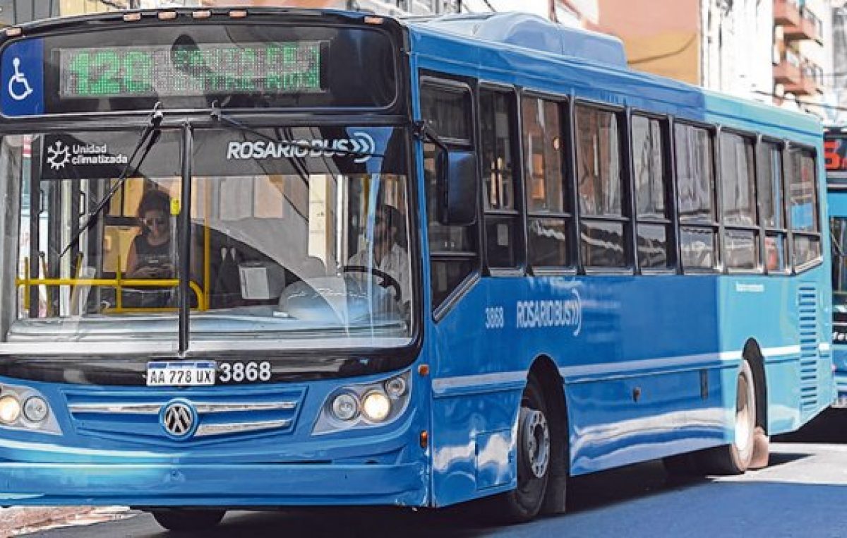 La intendenta de Rosario admitió que cae la cantidad de usuarios de los colectivos