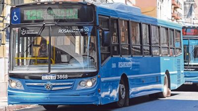 La intendenta de Rosario admitió que cae la cantidad de usuarios de los colectivos