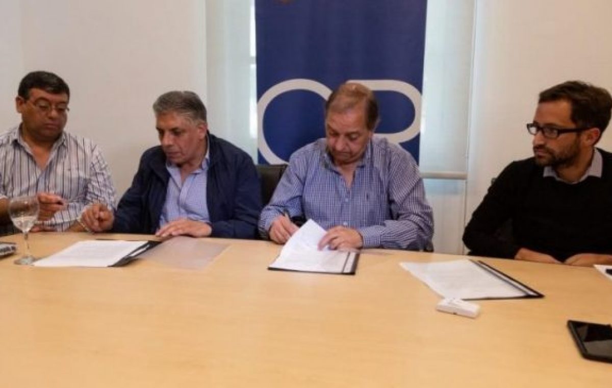 El intendente de Comodoro Rivadavia firmó con los dos gremios municipales un acuerdo salarial del 37%