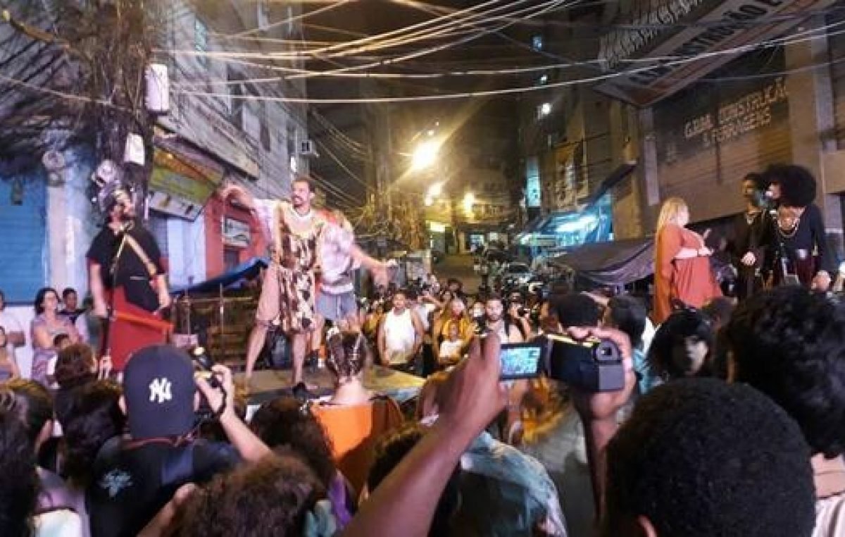 Obra de teatro en favela de Brasil se opone a la injusticia