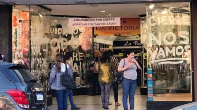 “Ni el Rodrigazo se atrevió a tanto”: Después de 65 años cierra el local de ropa La Victoria en Munro