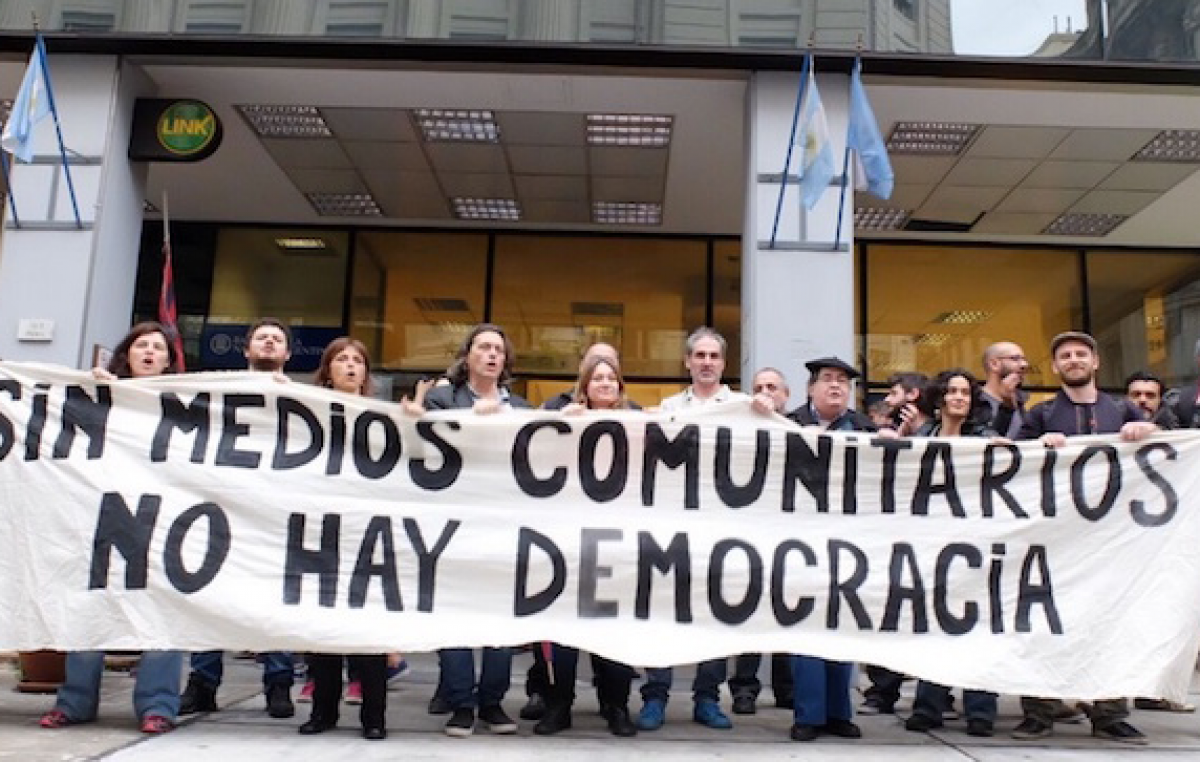 Despidos masivos, cierres y crisis en diarios y radios