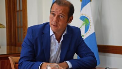 Cuestionan transparencia de los viajes al exterior del gobernador de Neuquén
