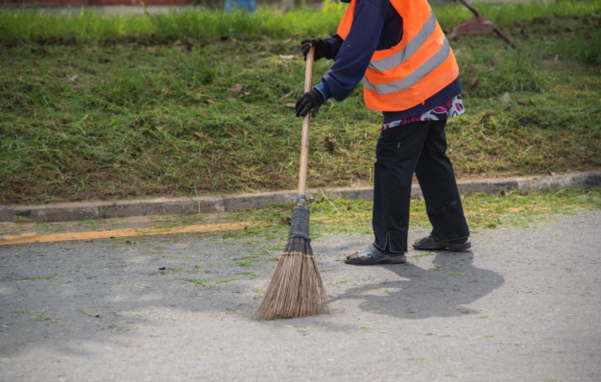 Graciela tiene 54 años y es la única barrendera del municipo de Guaymallén