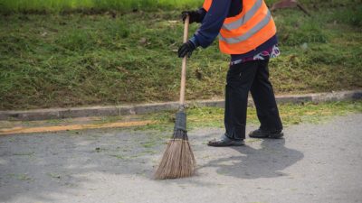 Graciela tiene 54 años y es la única barrendera del municipo de Guaymallén