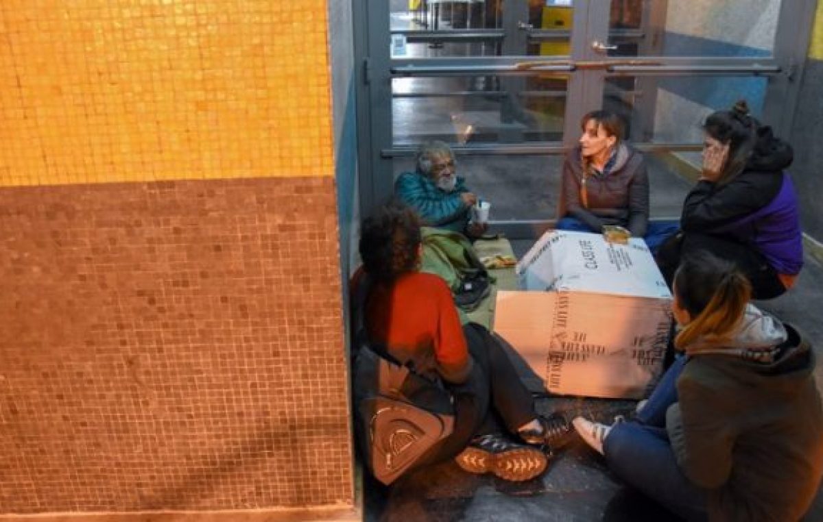 Lo perdieron todo y duermen en las calles de Neuquén
