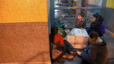 Lo perdieron todo y duermen en las calles de Neuquén