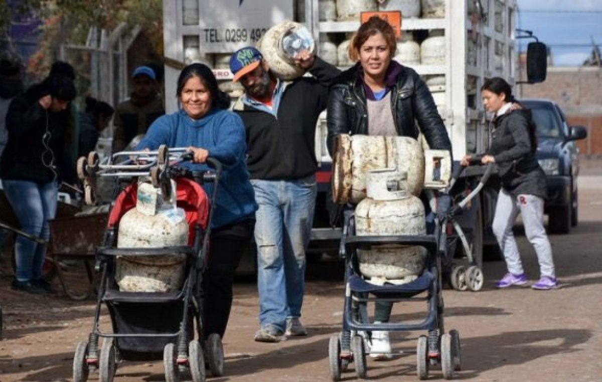 Neuquén: Hicieron fila cuatro horas para tener la garrafa social