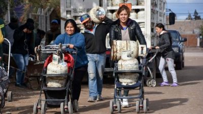 Neuquén: Hicieron fila cuatro horas para tener la garrafa social