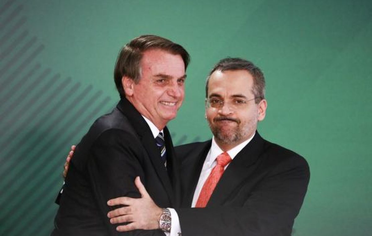 Bolsonaro planea reducir presupuesto para las universidades