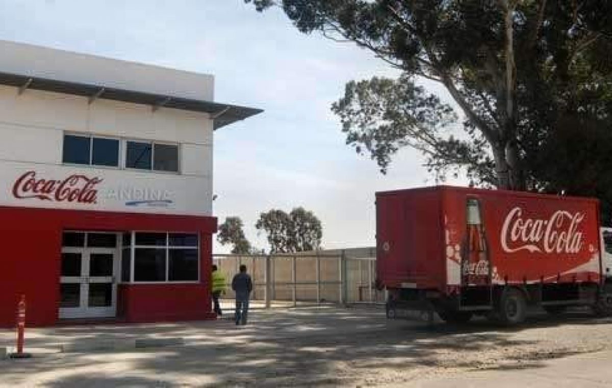 Coca Cola no paga salarios y los trabajadores bloquean el ingreso a la planta de Bahía Blanca