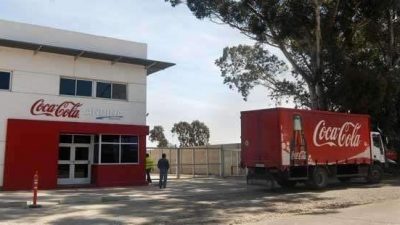 Coca Cola no paga salarios y los trabajadores bloquean el ingreso a la planta de Bahía Blanca