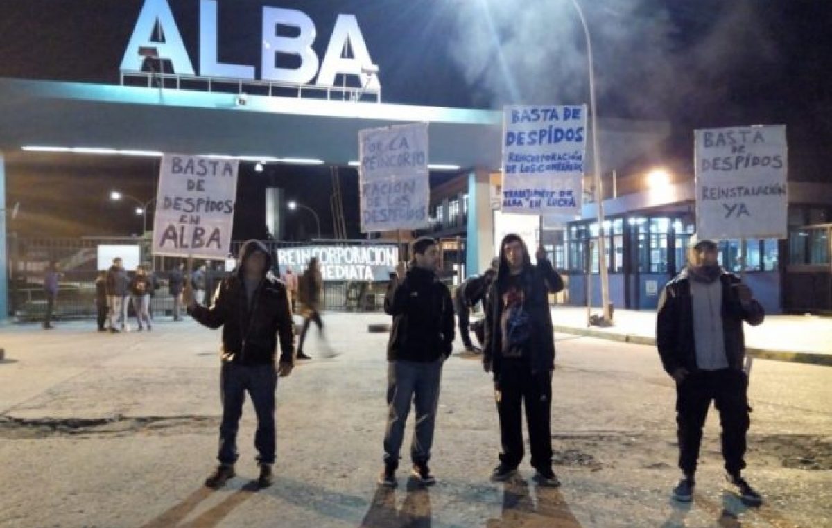 Trabajadores bloquean una fábrica de pintura en Escobar para rechazar despidos masivos