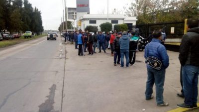 Garín: Casi 250 trabajadores despedidos toman la planta de la alimenticia Alijor