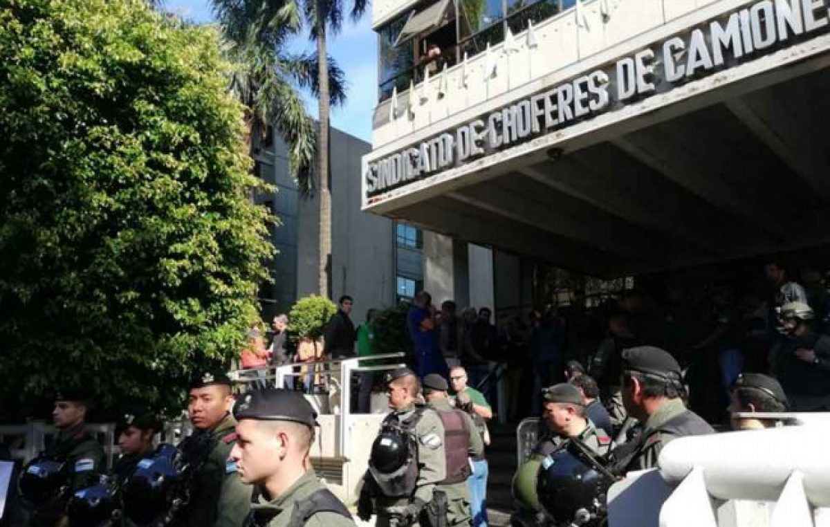 Más de 150 gendarmes para allanar Camioneros