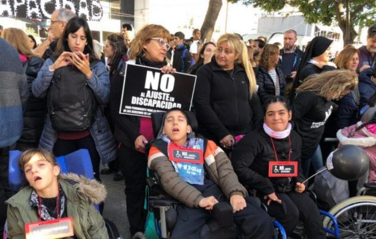 Frente a la Quinta de Olivos contra los ajustes en discapacidad