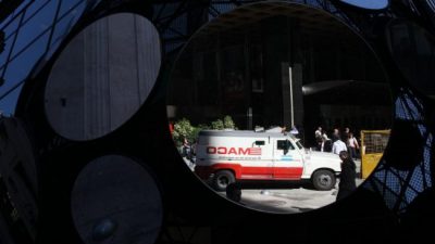 Los bancos celebran arriba de la bicicleta