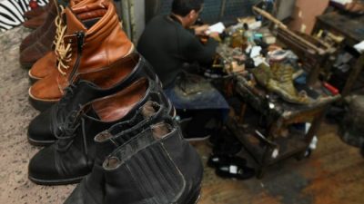 Vuelven los arreglos: zapateros y modistas, oficios que resurgen con la crisis
